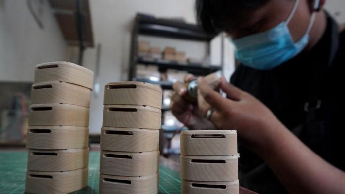 Pekerja melakukan proses roduksi jam tangan kayu di PT Kreasi PALA Nusantara, Kota Bandung, Jawa Barat, Senin (10/11/2025).