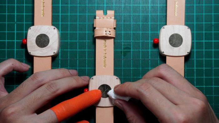 Pekerja melakukan proses roduksi jam tangan kayu di PT Kreasi PALA Nusantara, Kota Bandung, Jawa Barat, Senin (10/11/2025).