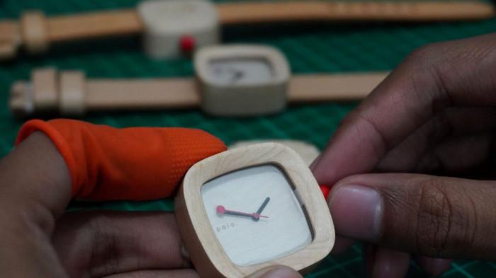 Pekerja melakukan proses roduksi jam tangan kayu di PT Kreasi PALA Nusantara, Kota Bandung, Jawa Barat, Senin (10/11/2025).