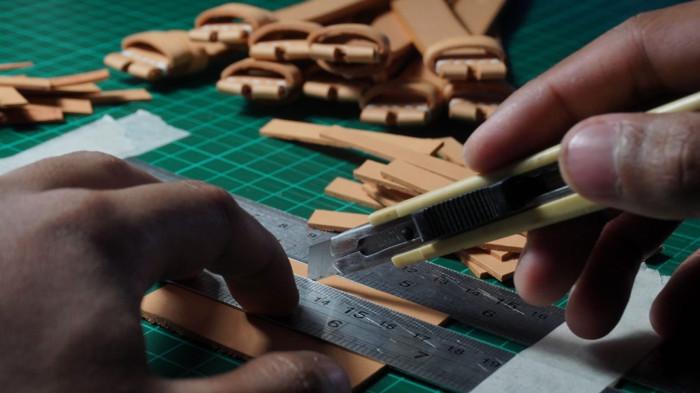 Pekerja melakukan proses roduksi jam tangan kayu di PT Kreasi PALA Nusantara, Kota Bandung, Jawa Barat, Senin (10/11/2025).