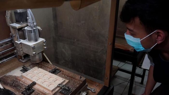 Pekerja melakukan proses roduksi jam tangan kayu di PT Kreasi PALA Nusantara, Kota Bandung, Jawa Barat, Senin (10/11/2025).