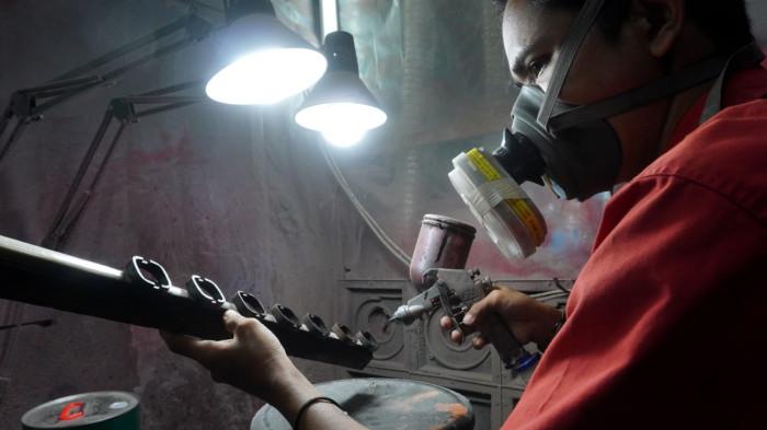 Pekerja melakukan proses roduksi jam tangan kayu di PT Kreasi PALA Nusantara, Kota Bandung, Jawa Barat, Senin (10/11/2025).