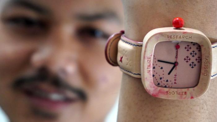 Pekerja melakukan proses roduksi jam tangan kayu di PT Kreasi PALA Nusantara, Kota Bandung, Jawa Barat, Senin (10/11/2025).