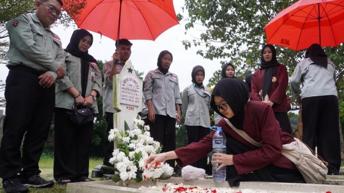 Sejumlah mahasiswa dari Universitas Kebangsaan Republik Indonesia (UKRI) berziarah kubur di Taman Makam Pahlawan (TMP) Cikutra, Kota Bandung, Jawa Barat, Senin (10/11/2025).
