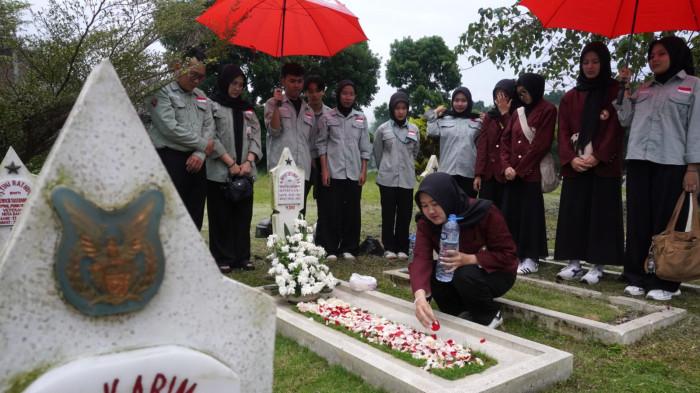 Sejumlah mahasiswa dari Universitas Kebangsaan Republik Indonesia (UKRI) berziarah kubur di Taman Makam Pahlawan (TMP) Cikutra, Kota Bandung, Jawa Barat, Senin (10/11/2025).