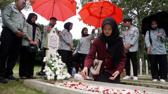 Sejumlah mahasiswa dari Universitas Kebangsaan Republik Indonesia (UKRI) berziarah kubur di Taman Makam Pahlawan (TMP) Cikutra, Kota Bandung, Jawa Barat, Senin (10/11/2025).