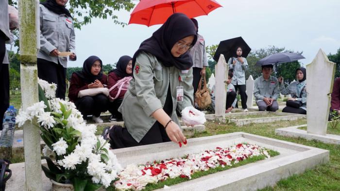 Sejumlah mahasiswa dari Universitas Kebangsaan Republik Indonesia (UKRI) berziarah kubur di Taman Makam Pahlawan (TMP) Cikutra, Kota Bandung, Jawa Barat, Senin (10/11/2025).