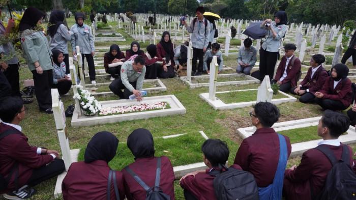 Sejumlah mahasiswa dari Universitas Kebangsaan Republik Indonesia (UKRI) berziarah kubur di Taman Makam Pahlawan (TMP) Cikutra, Kota Bandung, Jawa Barat, Senin (10/11/2025).