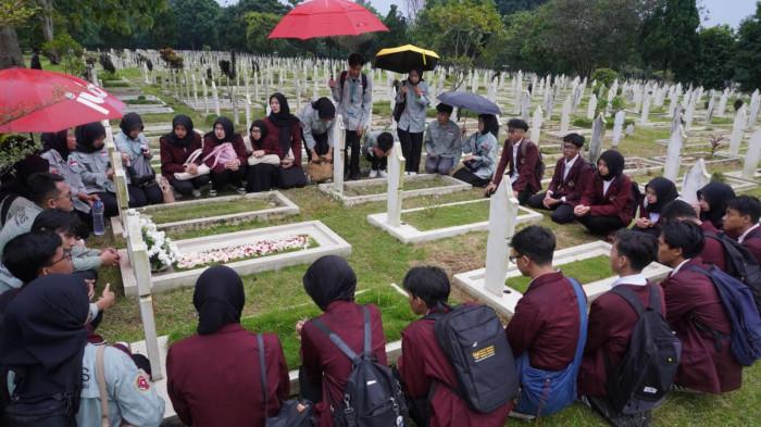 Sejumlah mahasiswa dari Universitas Kebangsaan Republik Indonesia (UKRI) berziarah kubur di Taman Makam Pahlawan (TMP) Cikutra, Kota Bandung, Jawa Barat, Senin (10/11/2025).