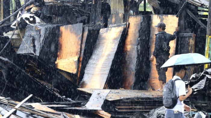 Warga melihat puing sisa kebakaran jongko kayu di Jalan Terusan Pasirkoja, Kota Bandung, Jawa Barat, Rabu (12/11/2025).