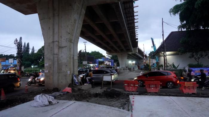 Kendaraan bermotor melintas dalam satu lajur karena lajur yang satunya sedang dalam proses betonisasi di area proyek pembangunan Flyover Nurtanio, Jalan Abdurahman Saleh - Garuda, Kota Bandung, Jawa Barat, Jumat (14/11/2025).