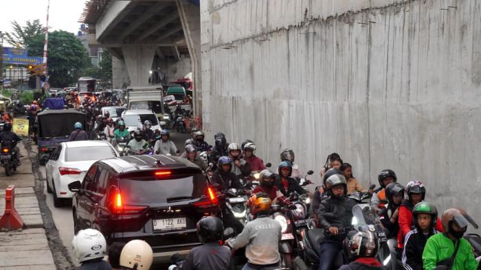 Kendaraan bermotor melintas dalam satu lajur karena lajur yang satunya sedang dalam proses betonisasi di area proyek pembangunan Flyover Nurtanio, Jalan Abdurahman Saleh - Garuda, Kota Bandung, Jawa Barat, Jumat (14/11/2025).