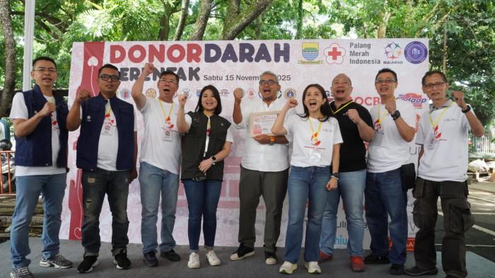 Wali Kota Bandung, Muhammad Farhan berfoto bersama Ketua IKA Unpar, Fabiola Tracy Permata Tardia, Ketua Pelaksana Donor Darah Serentak, Laurensia Mety Handy dan jajaran pengurus pada acara Donor Darah Serentak yang diselenggarakan Ikatan Alumni Universitas Katolik Parahyangan (IKA Unpar), di Balai Kota Bandung, Jawa Barat, Sabtu (15/11/2025).