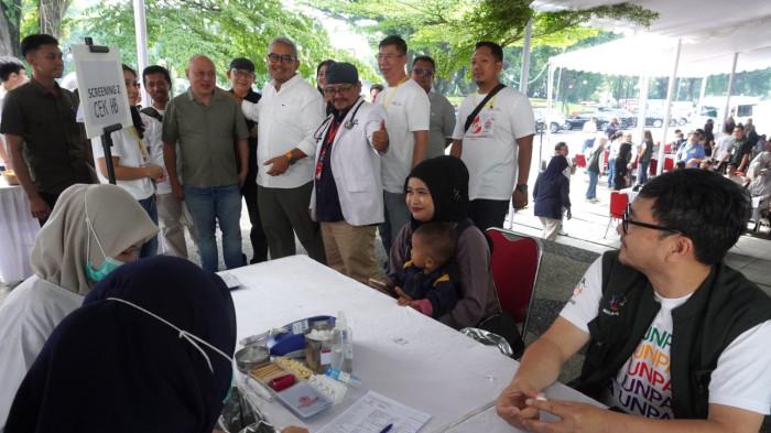 Wali Kota Bandung, Muhammad Farhan didampingi pengurus IKA Unpar meninjau kegiatan Donor Darah Serentak yang diselenggarakan Ikatan Alumni Universitas Katolik Parahyangan (IKA Unpar), di Balai Kota Bandung, Jawa Barat, Sabtu (15/11/2025).