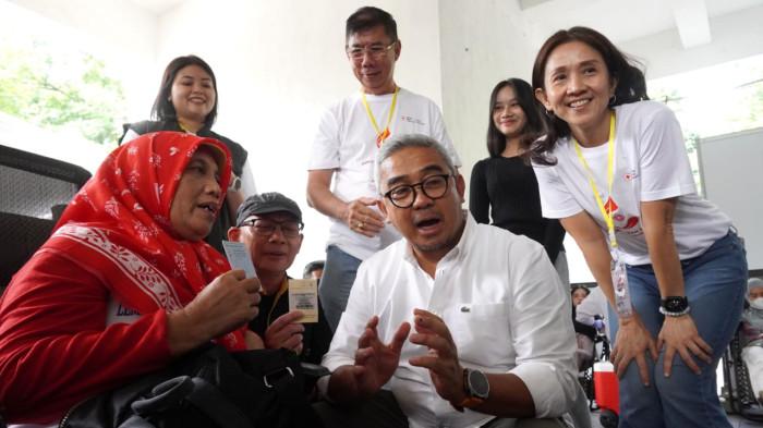 Wali Kota Bandung, Muhammad Farhan didampingi Ketua IKA Unpar, Fabiola Tracy Permata Tardia, dan Ketua Pelaksana Donor Darah Serentak, Laurensia Mety Handy berfoto bersama peserta donor darah saat meninjau kegiatan Donor Darah Serentak yang diselenggarakan Ikatan Alumni Universitas Katolik Parahyangan (IKA Unpar), di Balai Kota Bandung, Jawa Barat, Sabtu (15/11/2025).