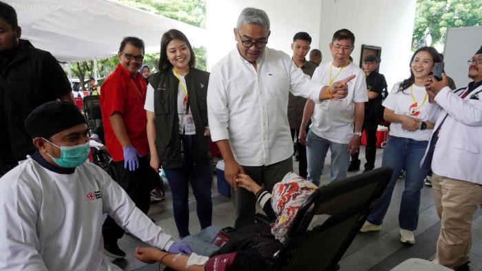 Wali Kota Bandung, Muhammad Farhan didampingi Ketua IKA Unpar, Fabiola Tracy Permata Tardia, dan Ketua Pelaksana Donor Darah Serentak, Laurensia Mety Handy menyapa peserta donor darah saat meninjau kegiatan Donor Darah Serentak yang diselenggarakan Ikatan Alumni Universitas Katolik Parahyangan (IKA Unpar), di Balai Kota Bandung, Jawa Barat, Sabtu (15/11/2025).