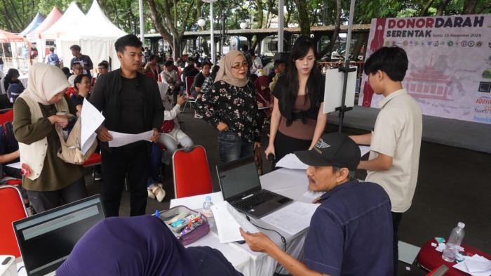 Warga antusias mengikuti Donor Darah Serentak yang diselenggarakan Ikatan Alumni Universitas Katolik Parahyangan (IKA Unpar), di Balai Kota Bandung, Jawa Barat, Sabtu (15/11/2025).