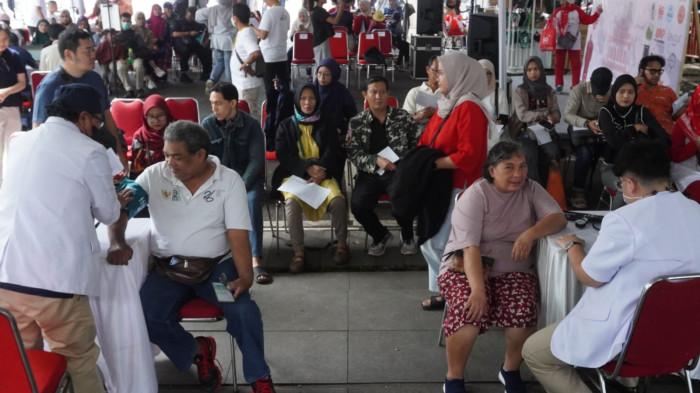 Warga antusias mengikuti Donor Darah Serentak yang diselenggarakan Ikatan Alumni Universitas Katolik Parahyangan (IKA Unpar), di Balai Kota Bandung, Jawa Barat, Sabtu (15/11/2025).