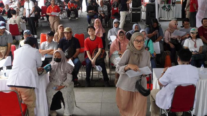 Warga antusias mengikuti Donor Darah Serentak yang diselenggarakan Ikatan Alumni Universitas Katolik Parahyangan (IKA Unpar), di Balai Kota Bandung, Jawa Barat, Sabtu (15/11/2025).