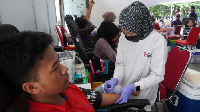 Petugas medis PMI Kota Bandung melayani sejumlah warga yang mendonorkan darahnya pada acara Donor Darah Serentak yang diselenggarakan Ikatan Alumni Universitas Katolik Parahyangan (IKA Unpar), di Balai Kota Bandung, Jawa Barat, Sabtu (15/11/2025).