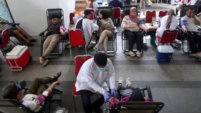 Petugas medis PMI Kota Bandung melayani sejumlah warga yang mendonorkan darahnya pada acara Donor Darah Serentak yang diselenggarakan Ikatan Alumni Universitas Katolik Parahyangan (IKA Unpar), di Balai Kota Bandung, Jawa Barat, Sabtu (15/11/2025).