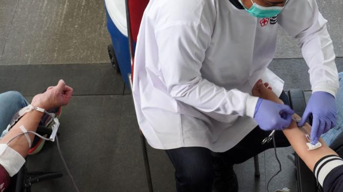 Petugas medis PMI Kota Bandung melayani sejumlah warga yang mendonorkan darahnya pada acara Donor Darah Serentak yang diselenggarakan Ikatan Alumni Universitas Katolik Parahyangan (IKA Unpar), di Balai Kota Bandung, Jawa Barat, Sabtu (15/11/2025).