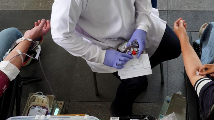 Petugas medis PMI Kota Bandung melayani sejumlah warga yang mendonorkan darahnya pada acara Donor Darah Serentak yang diselenggarakan Ikatan Alumni Universitas Katolik Parahyangan (IKA Unpar), di Balai Kota Bandung, Jawa Barat, Sabtu (15/11/2025).