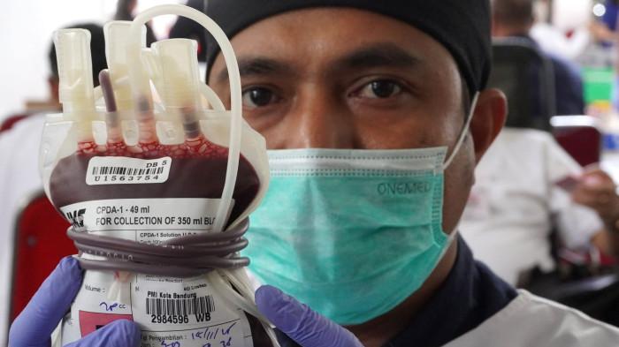 Petugas medis PMI Kota Bandung memperlihatkan labu berisi darah dari warga yang baru didonor pada acara Donor Darah Serentak yang diselenggarakan Ikatan Alumni Universitas Katolik Parahyangan (IKA Unpar), di Balai Kota Bandung, Jawa Barat, Sabtu (15/11/2025).