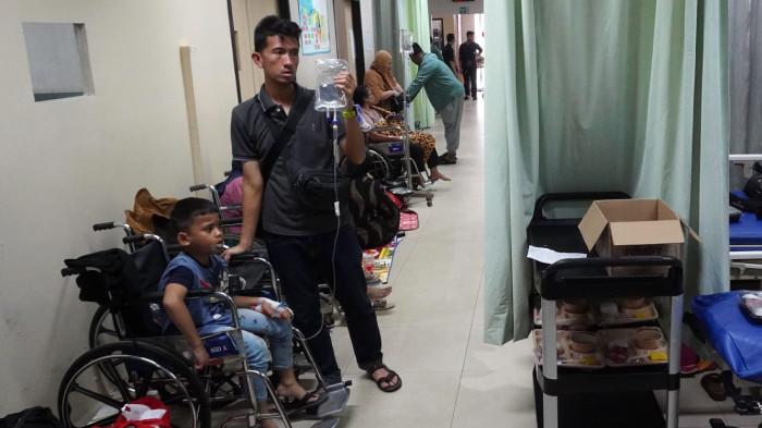 Seorang anak pasien korban kecelakaan tabrakan beruntun Tol Cipali duduk di kursi roda, di Rumah Sakit Abdul Radjak, Kabupaten Purwakarta, Jawa Barat, Selasa (18/11/2025).