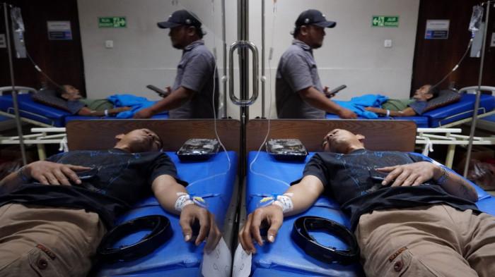 Satu orang pasien korban kecelakaan tabrakan beruntun Tol Cipali terbaring di tempat tidur, di Rumah Sakit Abdul Radjak, Kabupaten Purwakarta, Jawa Barat, Selasa (18/11/2025).