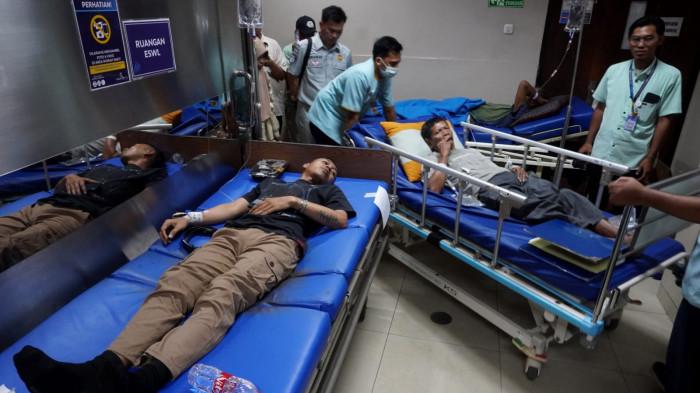 Satu orang pasien korban kecelakaan tabrakan beruntun Tol Cipali (kiri) terbaring di tempat tidur, di Rumah Sakit Abdul Radjak, Kabupaten Purwakarta, Jawa Barat, Selasa (18/11/2025).