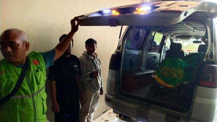 Jenazah sopir Bus PO Agra Mas korban kecelakaan tabrakan beruntun Tol Cipali dimasukan ke ambulans untuk dibawa ke tempat tinggalnya di Magelang, di Rumah Sakit Abdul Radjak, Kabupaten Purwakarta, Jawa Barat, Selasa (18/11/2025).
