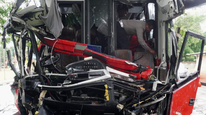 Pihak kepolisian memeriksa Bus PO Agra Mas yang kondisinya mengenaskan pasca tabrakan beruntun, di Polres Purwakarta, Kabupaten Purwakarta, Jawa Barat, Selasa (18/11/2025).