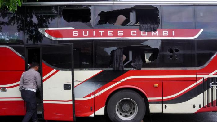 Pihak kepolisian memeriksa Bus PO Agra Mas yang kondisinya mengenaskan pasca tabrakan beruntun, di Polres Purwakarta, Kabupaten Purwakarta, Jawa Barat, Selasa (18/11/2025).