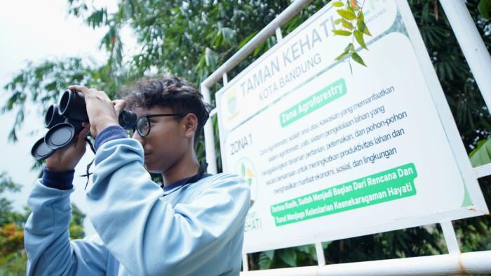Pelajar SMAN 27 Kota Bandung mengikuti kegiatan pengamatan keanekaragaman hayati di Taman Kehati, Kecamatan Cibiru, Kota Bandung, Jawa Barat, Selasa (18/11/2025).