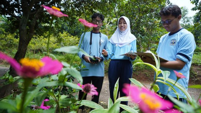 Pelajar SMAN 27 Kota Bandung mengikuti kegiatan pengamatan keanekaragaman hayati di Taman Kehati, Kecamatan Cibiru, Kota Bandung, Jawa Barat, Selasa (18/11/2025).