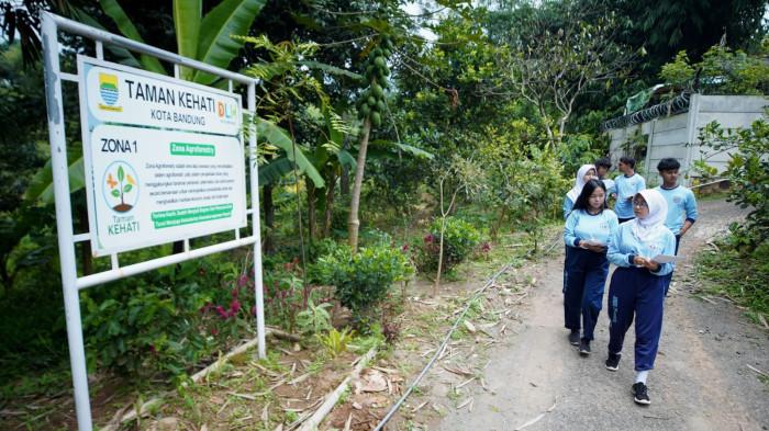 Pelajar SMAN 27 Kota Bandung mengikuti kegiatan pengamatan keanekaragaman hayati di Taman Kehati, Kecamatan Cibiru, Kota Bandung, Jawa Barat, Selasa (18/11/2025).