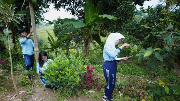 Pelajar SMAN 27 Kota Bandung mengikuti kegiatan pengamatan keanekaragaman hayati di Taman Kehati, Kecamatan Cibiru, Kota Bandung, Jawa Barat, Selasa (18/11/2025).