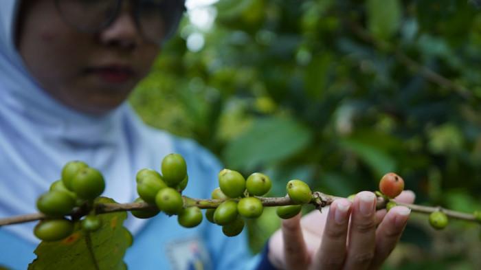 Pelajar SMAN 27 Kota Bandung mengikuti kegiatan pengamatan keanekaragaman hayati di Taman Kehati, Kecamatan Cibiru, Kota Bandung, Jawa Barat, Selasa (18/11/2025).