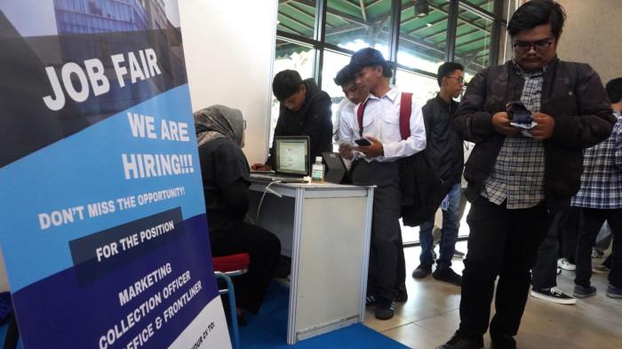 Pencari kerja berkonsultasi terkait lowongan pekerjaan dengan petugas di salah satu stan perusahaan pada gelaran Job Fair 2025 di Kiara Artha Park, Kota Bandung, Jawa Barat, Rabu (19/11/2025).