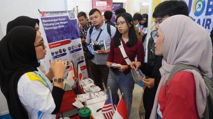 Pencari kerja berkonsultasi terkait lowongan pekerjaan dengan petugas di salah satu stan perusahaan pada gelaran Job Fair 2025 di Kiara Artha Park, Kota Bandung, Jawa Barat, Rabu (19/11/2025).