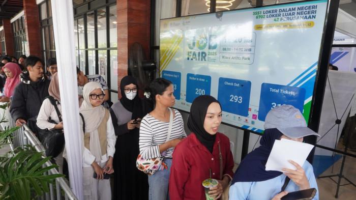Pencari kerja antre saat akan melamar pekerjaan pada gelaran Job Fair 2025 di Kiara Artha Park, Kota Bandung, Jawa Barat, Rabu (19/11/2025).