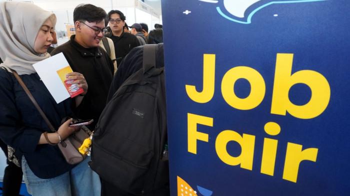 Pencari kerja mencari bidang pekerjaan yang diminati sebelum melamar pekerjaan pada gelaran Job Fair 2025 di Kiara Artha Park, Kota Bandung, Jawa Barat, Rabu (19/11/2025).
