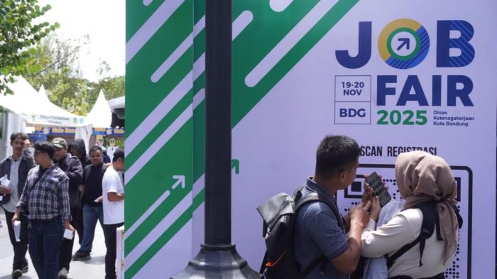 Suami istri pencari kerja berkonsultasi sebelum melamar pekerjaan pada gelaran Job Fair 2025 di Kiara Artha Park, Kota Bandung, Jawa Barat, Rabu (19/11/2025).