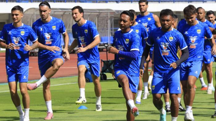 Skuad Persib Bandung menjalani latihan resmi di Stadion Gelora Bandung Lautan Api (GBLA), Kota Bandung, Jawa Barat, Kamis (20/11/2025).