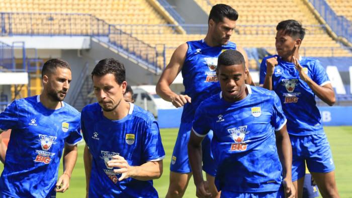 Skuad Persib Bandung menjalani latihan resmi di Stadion Gelora Bandung Lautan Api (GBLA), Kota Bandung, Jawa Barat, Kamis (20/11/2025).