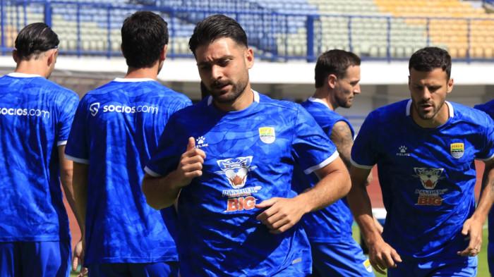Skuad Persib Bandung menjalani latihan resmi di Stadion Gelora Bandung Lautan Api (GBLA), Kota Bandung, Jawa Barat, Kamis (20/11/2025).