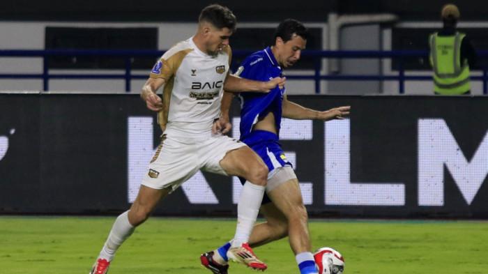 Pemain Persib, Thom Haye berebut bola dengan pemain Dewa United pada lanjutan Super League 2025/2026 di Stadion Gelora Bandung Lautan Api (GBLA), Kota Bandung, Jawa Barat, Jumat (21/11/2025).