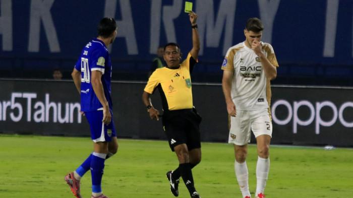 Wasit mengganjar kartu kuning kepada pemain Dewa United, Nick Kuipers saat laga menghadapi Persib Bandung pada lanjutan Super League 2025/2026 di Stadion Gelora Bandung Lautan Api (GBLA), Kota Bandung, Jawa Barat, Jumat (21/11/2025).
