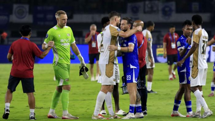 Pemain Persib bersalaman dengan pemain Dewa United setelah laga selesai pada lanjutan Super League 2025/2026 di Stadion Gelora Bandung Lautan Api (GBLA), Kota Bandung, Jawa Barat, Jumat (21/11/2025).